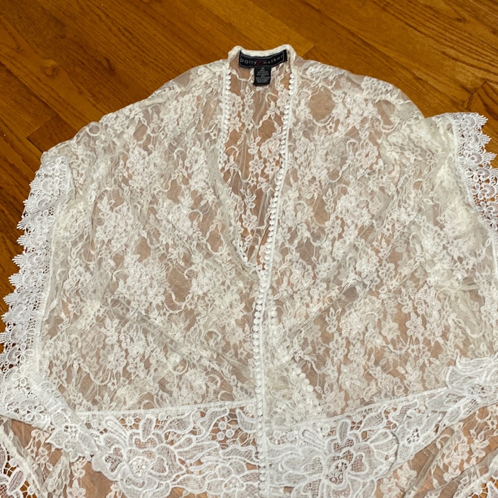 white lace cover up, in great condition, never worn before !!